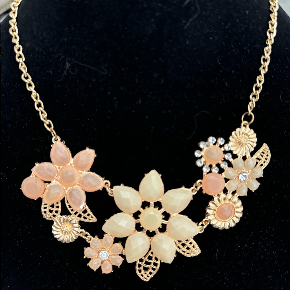 Glass stone necklace